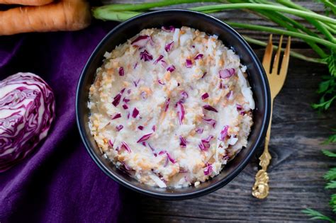 Ilustračná fotografia duseného kalerábu s mrkvou