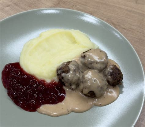 Mäsové guľky s omáčkou a brusnicami