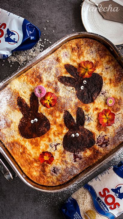 Hotový ryžový nákyp so slivkami a posypaný škoricovým cukrom