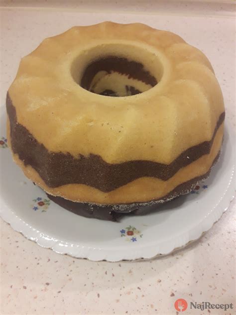 Hotová fitness bábovka bez vajec s polevou