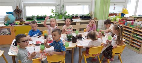 Dieťa v ochrannom plášti pri výtvarných prácach