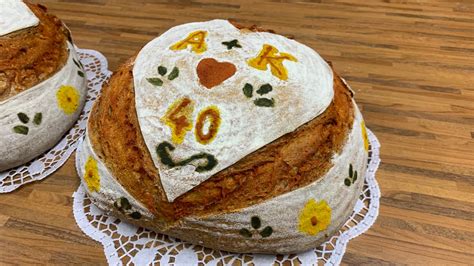 Čerstvo upečený kváskový chlieb s chrumkavou kôrkou