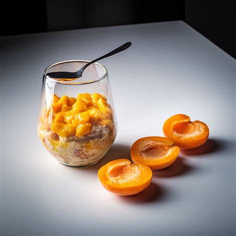 Miska s čerstvými marhuľami