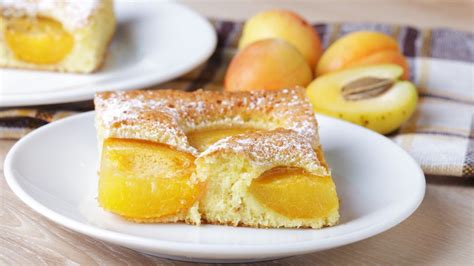 Hotová marhuľová bublanina na plechu