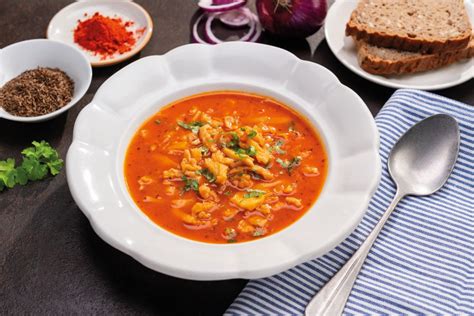 servírovaná držková polievka s chlebom