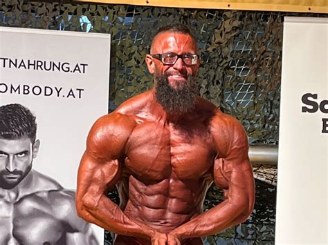 Klasický kulturista v póze