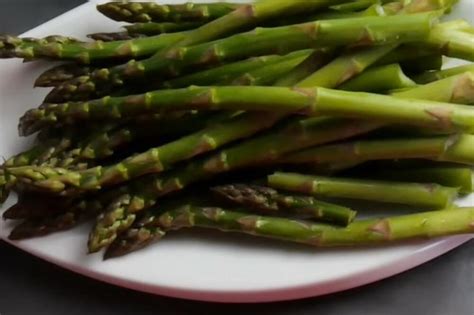 výber čerstvej špargle