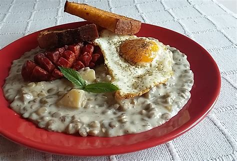 Servírovaný šošovicový prívarok s volským okom