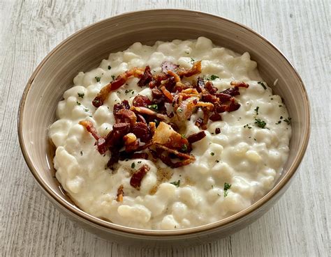 Bryndzové halušky s kyslou smotanou a slaninou