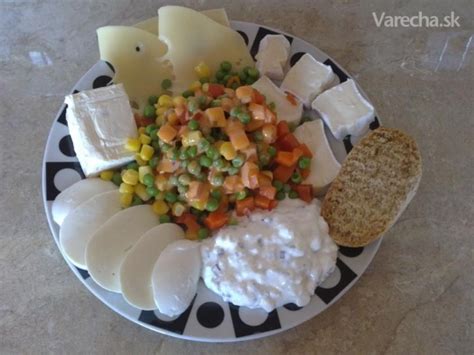 Syrový tanier s rôznymi druhmi syrov