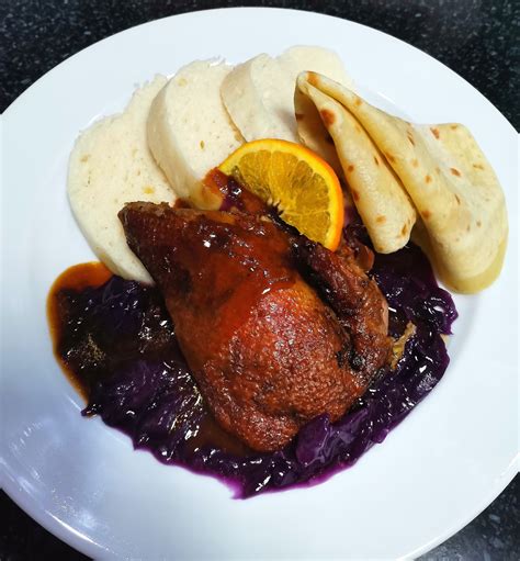 fotografia hotovej pečenej kačice