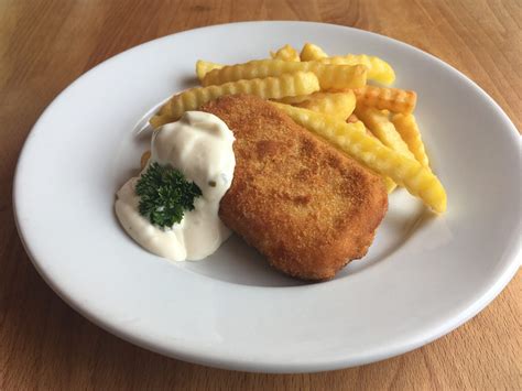 Servírovaný vyprážaný syr s hranolkami a tatárskou omáčkou