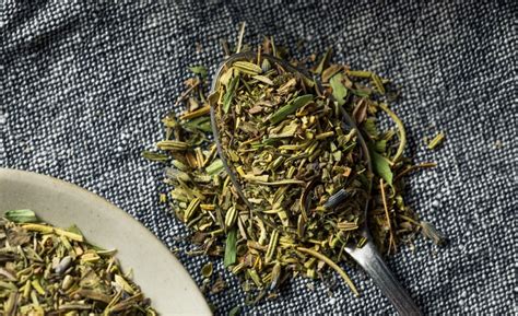 Zmes sušených byliniek na prípravu čaju