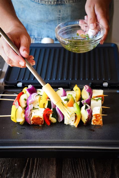 Špízy so syrom halloumi a zeleninou