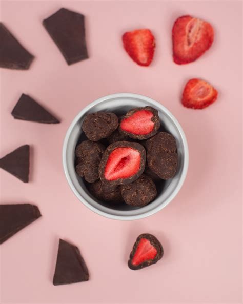 Jahody a biela čokoláda v miske