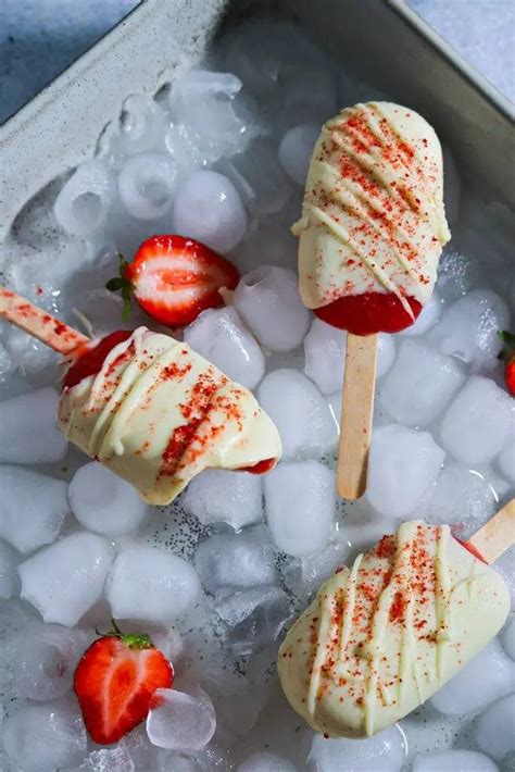 Nakrájané jahody a kúsky bielej čokolády