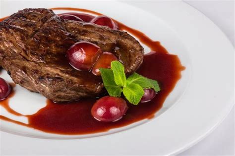 T-bone steak so slivkovou omáčkou