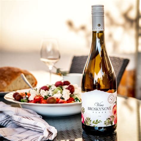 Broskyňové víno s hrozienkami