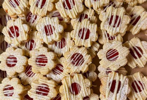 Zdobenie strojčekového pečiva čokoládou a džemom