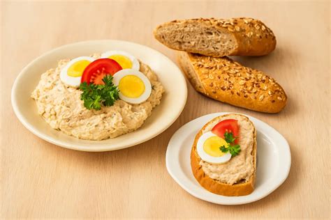 Čerstvé vajíčka a maslo na prípravu nátierky