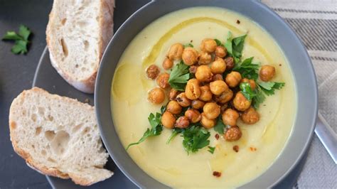 Miska s vajíčkovou polievkou s cícerom a bylinkami