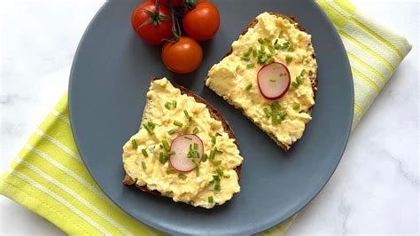 Názorná ukážka ingrediencií na vajíčkovú nátierku