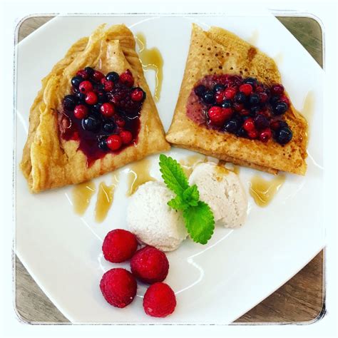 Vegánske palacinky s ovocím a javorovým sirupom