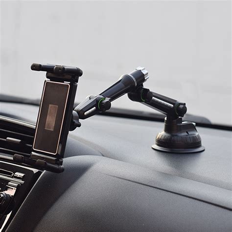 Detailný pohľad na držiak papiera a bočné tlačidlo na stroji