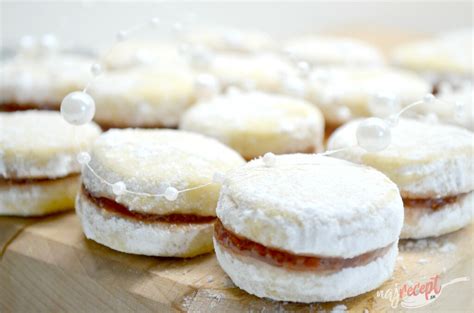 Hotové vanilkové kolieska plnené marmeládou