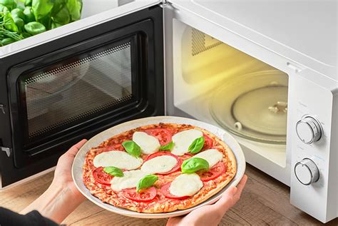 Tabuľka s porovnaním času pečenia v mikrovlnke a v rúre