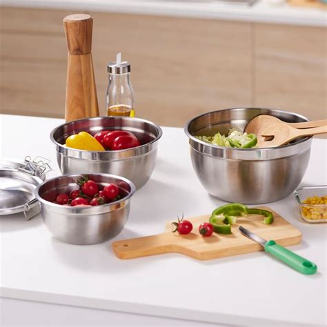 Misky s ingredienciami na prípravu hard sauce