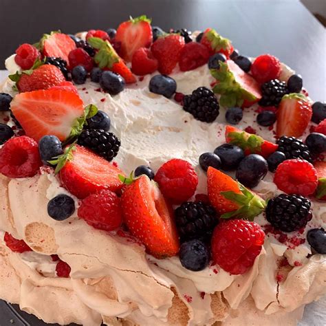 Hotová torta Pavlova s ovocím