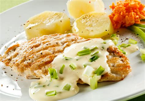 Kuracie steaky s bryndzovou omáčkou a slaninou
