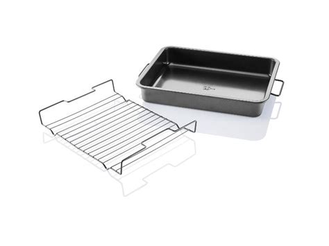 Ilustrácia plechu na pečenie s mriežkou a zeleninou a mäsom