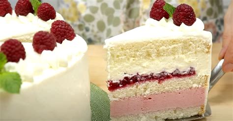 Hotová torta s krémom z nátierkového masla