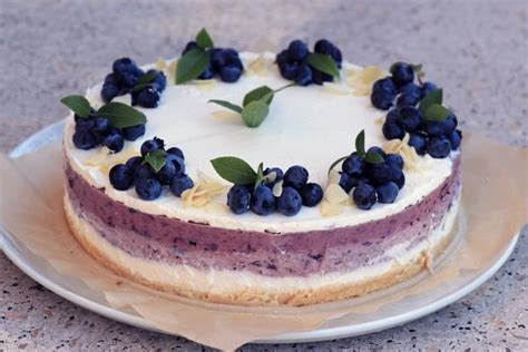 nepečená torta s bielou čokoládou a sušienkovým základom