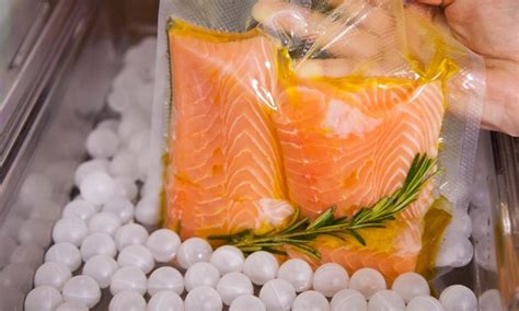 Ilustrácia procesu varenia sous vide