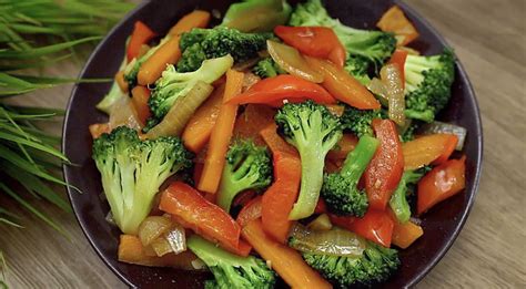 Ilustrácia smaženia cibule na panvici