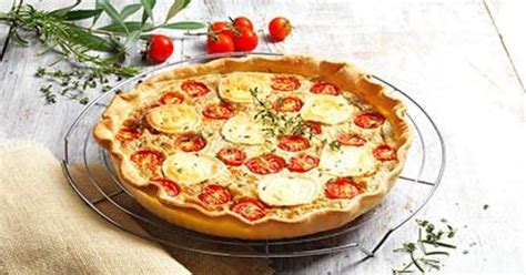 Paradajkový koláč s kozím syrom a rukolou