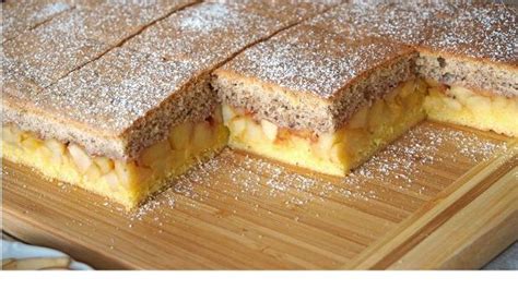 Detailný pohľad na rez jablkovo-orechového koláča