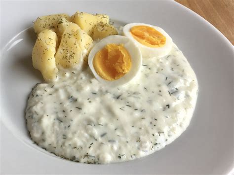 Servírovaná kôprová omáčka s vajíčkom a zemiakmi