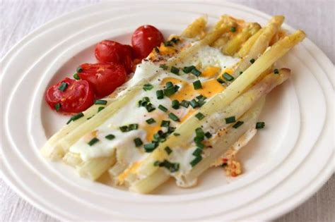 Zapečená biela špargľa s mozzarellou a paradajkami