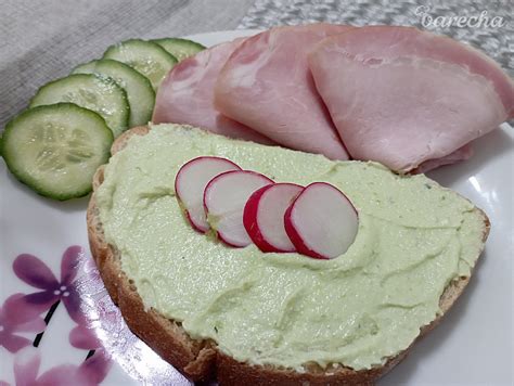 Avokádová nátierka so špargľou a slaninou na hrianke