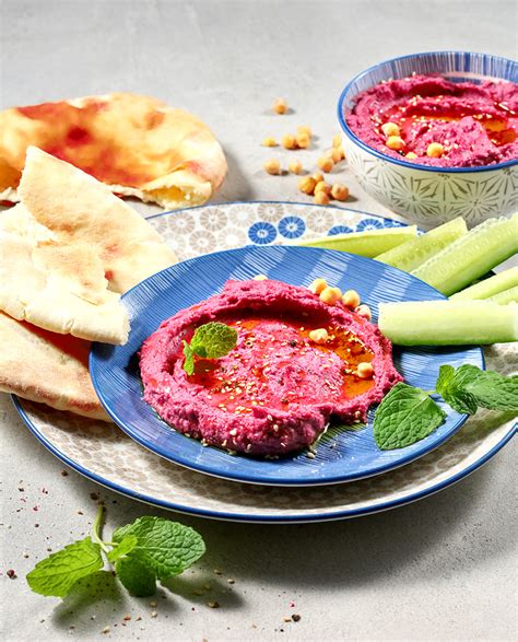 ružový hummus s pita chlebom a zeleninou