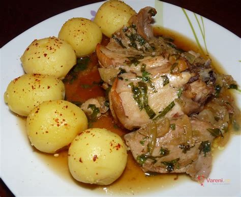 Šťavnatý pečený králik na tanieri s bylinkami