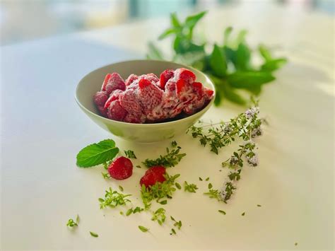 Misa s rôznymi bylinkami na prípravu dresingu