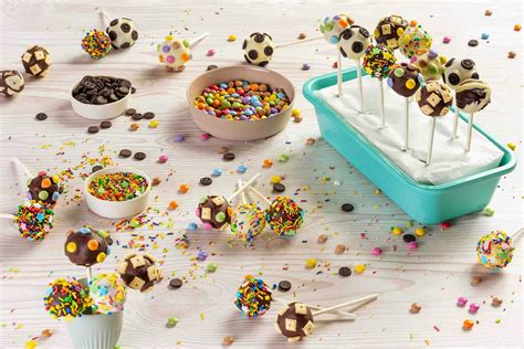 Ilustrácia rôznych cake pops ozdobených farebnou čokoládou a posypmi