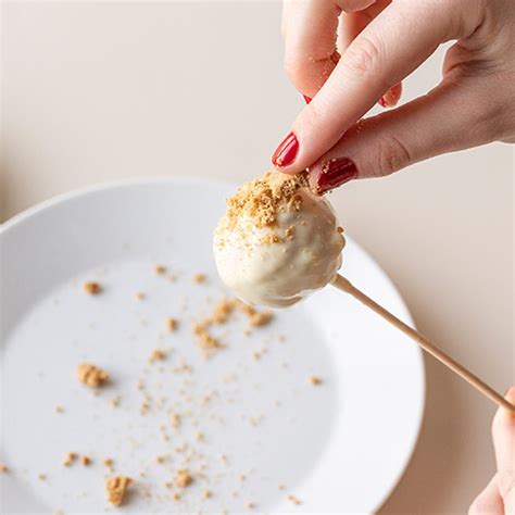 Šťastná žena s miskou hotových cake pops