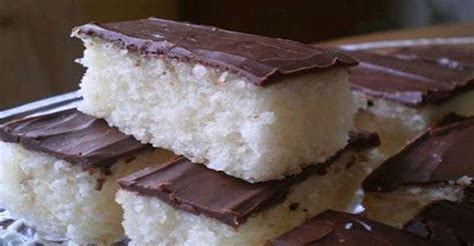 Kokosový koláč s ovocím a čokoládovou polevou