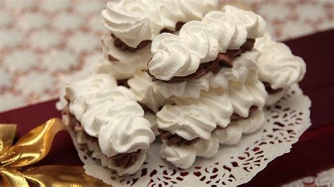 Ilustračná fotografia vyšľahaného bielkového snehu